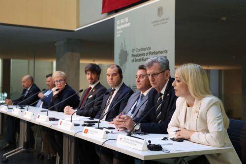 Σε συζήτηση για κινδύνους και ευκαιρίες από χρήση ΤΝ συμμετείχε η ΠτΒ στην Ανδόρρα