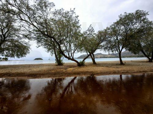 Στο έλεος της κακοκαιρίας η Κρήτη, παραμένει το απαγορευτικό στα λιμάνια της Αττικής
