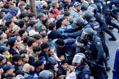 H Ισπανία μεταφέρει μετανάστες από παραλίες της Θέουτα σε σκηνές στο λιμάνι