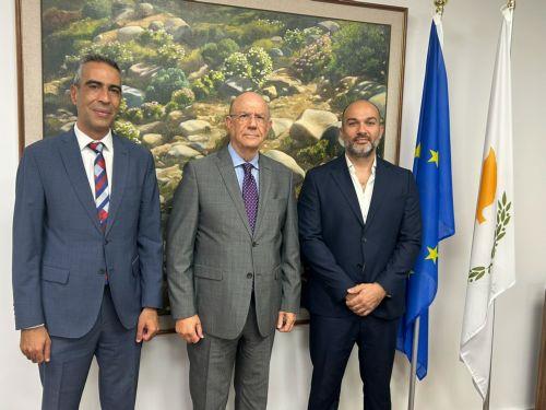 Υπογραφή συμβολαίων για τον νέο Πρόεδρο και Αντιπρόεδρο της ΕΚΚ, στην παρουσία του ΥΠΟΙΚ