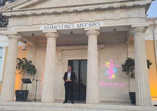 Ο Άγγελος Ονησιφόρου παρέλαβε τη συμβολική φιγούρα των «Μικρών Ηρώων»