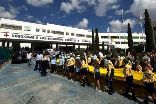 Φωταγωγήσεις κτιρίων και επίσκεψη στο Μακάρειο από Μικρούς Ήρωες για τον Χρυσό Σεπτέμβρη