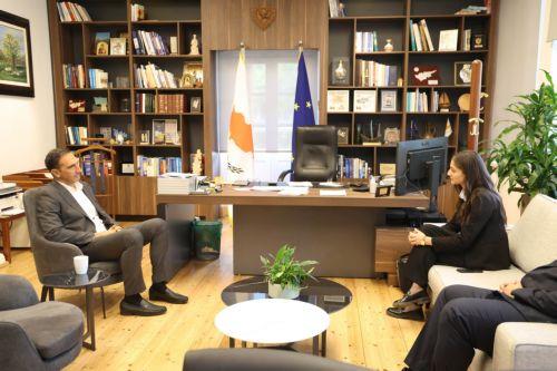 Το στεγαστικό συζητήθηκε σε συνάντηση του ΥΠΕΣ με την Πρόεδρο ΕΔΕΚ
