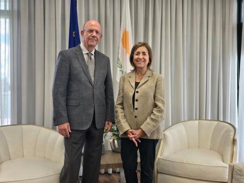 FinMin discusses competitiveness and political cohesion with EC official