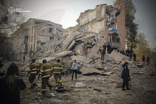 Στους 14 οι νεκροί από ρωσικό πλήγμα σε πολυκατοικία στη Β. Ουκρανία