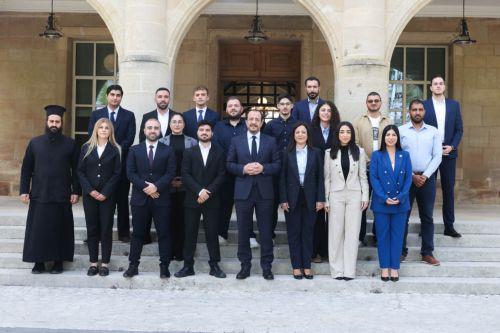Την ενίσχυση της συμμετοχικής δημοκρατίας τόνισε ο ΠτΔ σε συνεδρία με νέους σε θέσεις υπουργών