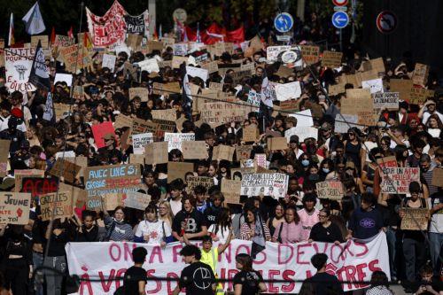 Με συμμετοχή εκατοντάδων χιλιάδων διαδηλωτών συνεχίστηκαν οι κινητοποιήσεις των μαθητών στη Γαλλία