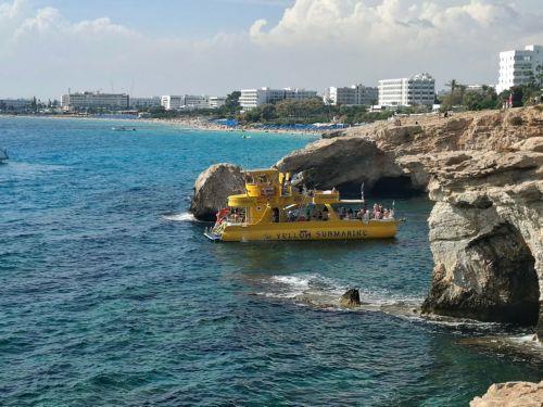 Τέσσερις επισκέπτες από το Ηνωμένο Βασίλειο τιμήθηκαν ως «Πρέσβεις Τουρισμού» της Αγίας Νάπας