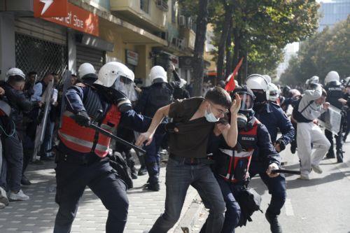 Τρίτη ημέρα συγκρούσεων και καταστροφών στους δρόμους των Τιράνων