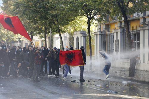 Βουλευτές της αντιπολίτευσης διέκοψαν συνεδρίαση του κοινοβουλίου στην Αλβανία