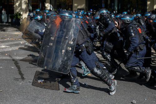 Υπό έλεγχο η πυρκαγιά στο δημαρχείο της Λιμόζ, 855 συλλήψεις στο Παρίσι