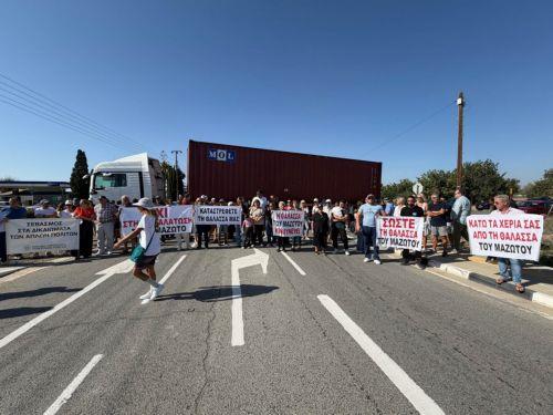 Με κλείσιμο του δρόμου διαμαρτυρήθηκαν στον Μαζωτό για μονάδα αφαλάτωσης