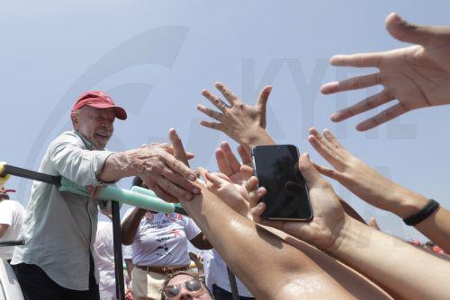 Τελευταίες μάχες στον δρόμο για τους δύο υποψηφίους των προεδρικών στη Βραζιλία