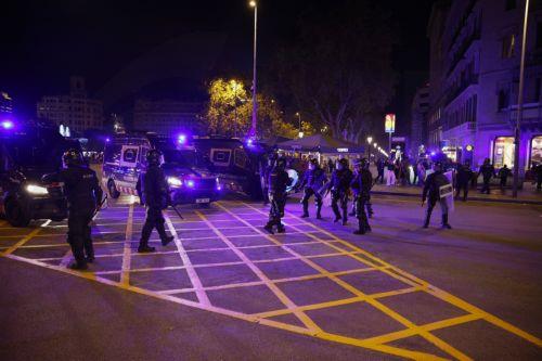Έγιναν 128 συλλήψεις στη Βαρκελώνη τη νύχτα για βανδαλισμούς και λεηλασίες