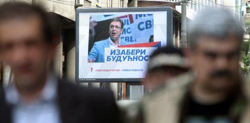 Χιλιάδες διαδηλωτές στη Σερβία απαίτησαν πρόωρες εκλογές