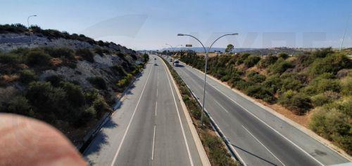 Κλειστός στο ύψος του Πισσουρίου ο αυτοκινητόδρομος Λεμεσού-Πάφου λόγω πυρκαγιάς