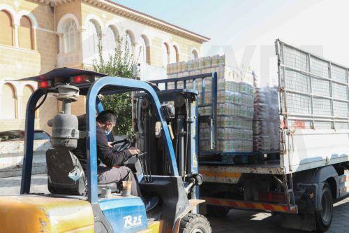 Είκοσι τόνους πλιγούρι και αλεύρι παρέδωσαν οι σιτηροπαραγωγοί στην Αρχιεπισκοπή