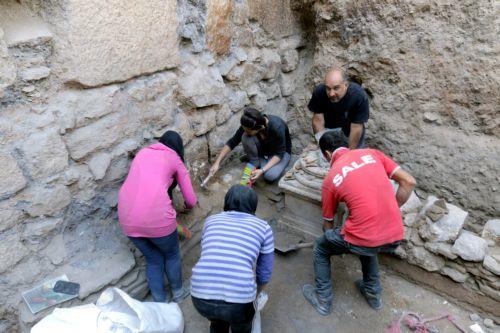 Δάπεδα και τοίχοι της Αρχαϊκής περιόδου σε ανασκαφές στη θέση Κίτιον - Παμπούλα