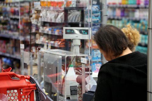 Δεν υπάρχουν αυξήσεις σε τρόφιμα και καύσιμα που δεν δικαιολογούνται, λέει η Υπ. Προστασίας Καταναλωτή