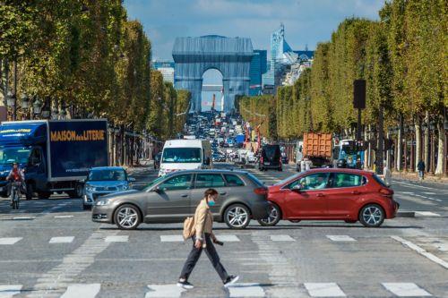 Αντιμέτωπη με δύο προτάσεις μομφής η γαλλική Κυβέρνηση