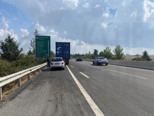 Συνεχίζεται η πυκνή κίνηση παρά τον Άγιο Τύχωνα, άνοιξε η δεξιά λωρίδα