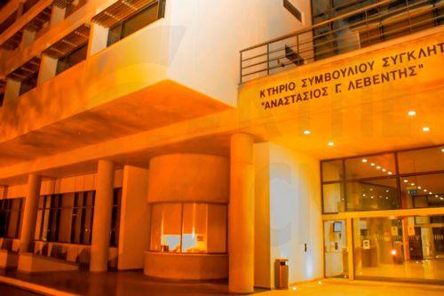 Με επικρίσεις κυρίως για τις εστίες, η Βουλή ενέκρινε τον προϋπολογισμό του ΠΚ