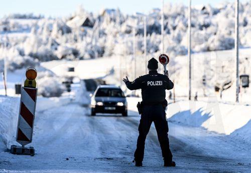 O Γερμανός ΥΠΕΣ ανακοινώνει πιο πολλές απορρίψεις εισόδου αιτούντων άσυλο στα σύνορα
