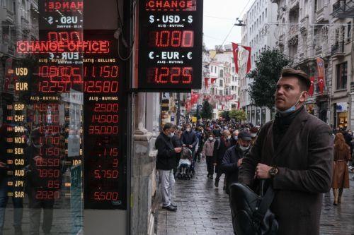 Αύξηση των τουρκικών επιτοκίων αναμένουν οι επενδυτές τον Ιούνιο, σε νέο χαμηλό η λίρα