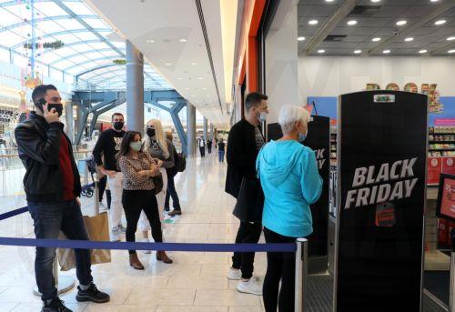 Συγκρατημένες εκπτώσεις και κουρασμένοι καταναλωτές στο Black Friday, δηλώνουν φορείς στο ΚΥΠΕ