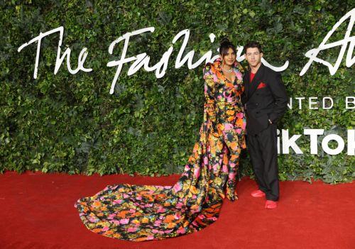 Ο  Νικ Τζόνας υποδύεται τον Πολ Στάνλεϊ των KISS στο «Shout It Out Loud»