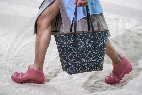 Οι σχεδιαστές McCollough και Hernandez στον οίκο Loewe