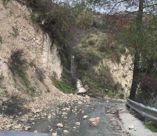 Επικίνδυνος ο δρόμος Λευκάρων - Βαβατσινιάς λόγω κατολισθήσεων