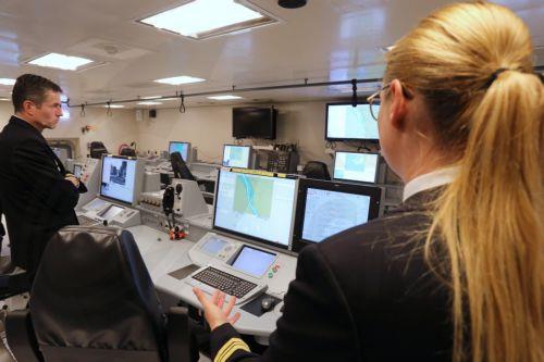 Alman fırkateyni FGS Nordrhein-Westfalen Limasol Limanı’na yanaştı