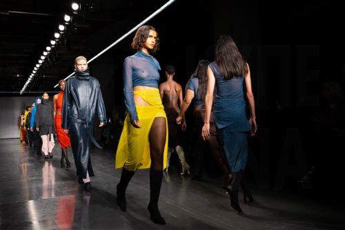 Ο Τζόναθαν Άντερσον Σχεδιαστής της Χρονιάς στα Βρετανικά Βραβεία Μόδας