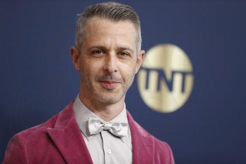 Ο Τζέρεμι Στρονγκ στο «The Passenger», θρίλερ με φόντο τη «Νύχτα των Κρυστάλλων»