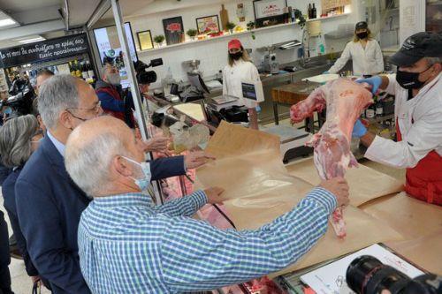 Εντυπωσιακές αυξήσεις σε σχέση με το 2021, αγγίζοντας και το 35% στις τιμές νωπού κρέατος, και το 21% στις τιμές εδεσμάτων