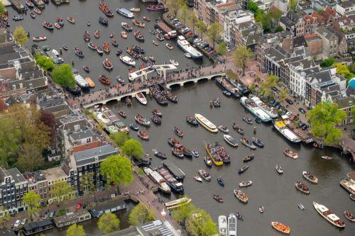 Πάνω στο νερό, στο Άμστερνταμ, το συγκρότημα κατοικιών «Sluishuis»