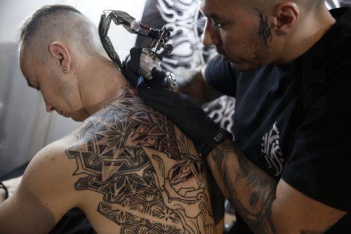 Στα 67 της χρόνια η Άνι Λένοξ έκανε το πρώτο της τατουάζ