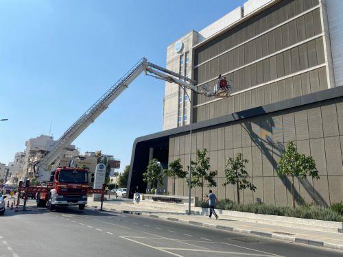 Διάσωση εγκλωβισμένων ατόμων και κατάσβεση πυρκαγιάς κατά την άσκηση Πυροσβεστικής στη Λάρνακα [ΒΙΝΤΕΟ]