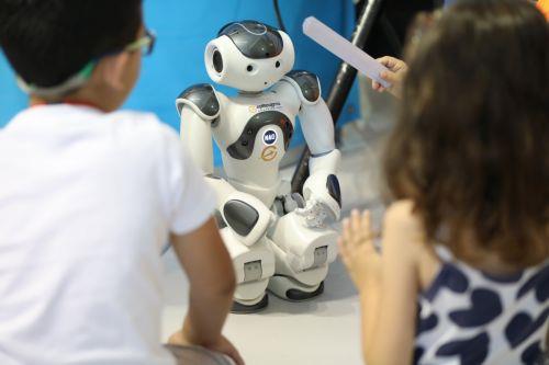 Ενθουσιασμένη με τον παγκύπριο διαγωνισμό ρομποτικής Robotex η Πρόεδρος της Βουλής [ΒΙΝΤΕΟ]