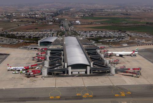 Δεν κλείνει ο εναέριος χώρος, κανονικά οι πτήσεις, λέει η Κυβέρνηση