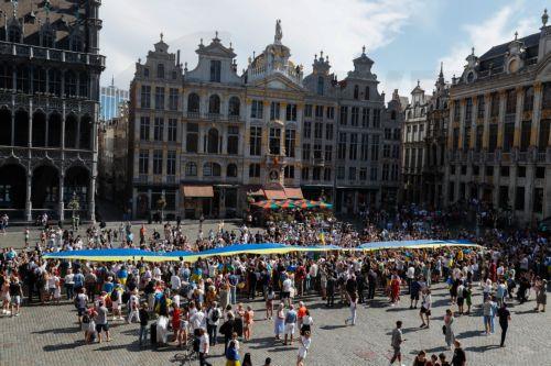 Ουκρανική σημαία μήκους 30 μέτρων ξεδιπλώθηκε στην Γκραν Πλας στις Βρυξέλλες για την επέτειο ανεξαρτησίας