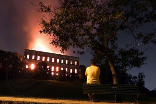 Τουλάχιστον 10 νεκροί από πυρκαγιά στη Βραζιλία