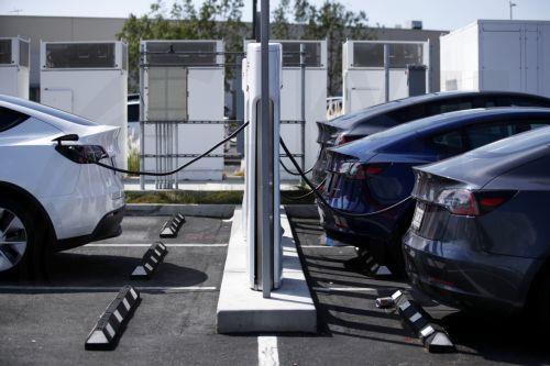Bakan, Kıbrısın elektrikli araçların tescili için 2022 hedeflerini aştığını söyledi
