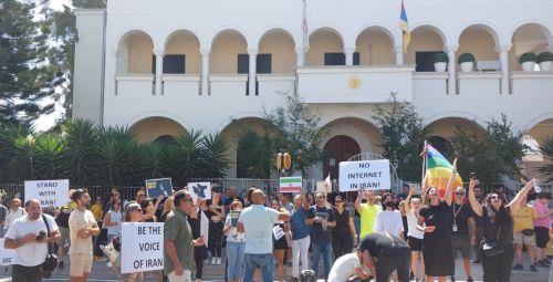 Lefkoşa’da İran elçiliği önünde İran kadınlarıyla dayanışma gösterisi düzenlendi