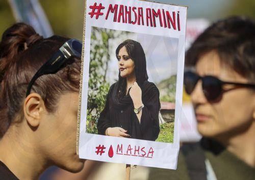 Γαλλίδες σταρ του κινηματογράφου υποστηρίζουν τις διαμαρτυρίες στο Ιράν κόβοντας τα μαλλιά τους