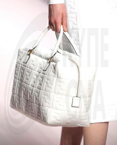 Η Μαρία Γκράτσια Κιούρι στον Fendi με επίδειξη στην Εβδομάδα Μόδας στο Μιλάνο