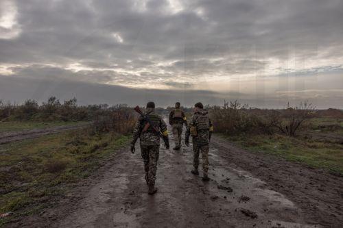 Σε συμφωνία εκεχειρίας Ουάσιγκτον-Μόσχας που παγιώνει ρωσικά κέρδη στην Ουκρανία, αναφέρεται δημοσίευμα