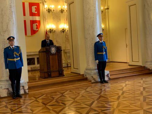 وزير الدفاع يبحث العلاقات الثنائية والاستفزازات التركية خلال زيارة رسمية لصربيا