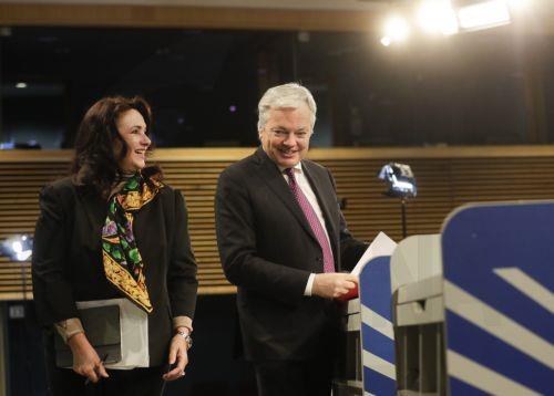 Εναρμόνιση των κανόνων για αναγνώριση της ιδιότητας γονέα για να καλύπτει και ομόφυλα ζευγάρια προτείνει η Κομισιόν